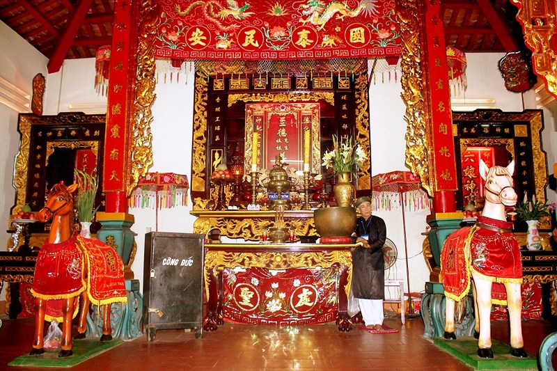 Chánh Điện thờ Thầy và Thím