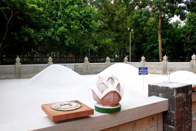 Khu mộ Thầy Thím cách Dinh 3 km về phía Tây