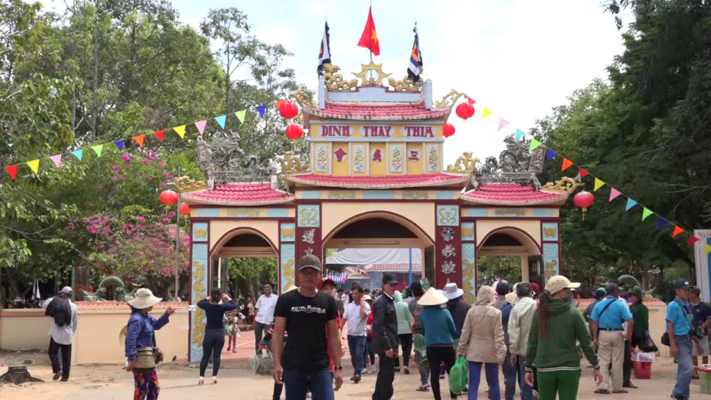 Du Khách viếng Dinh Thầy Thím