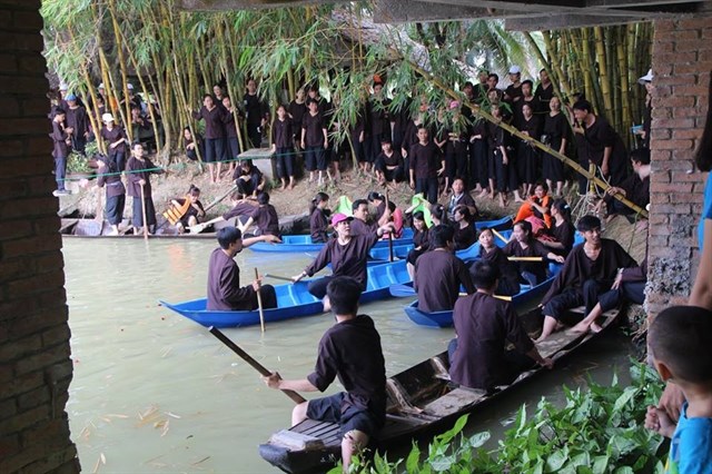 Tham gia trò chơi đua ghe đồng đội tại KDL Lan Vương