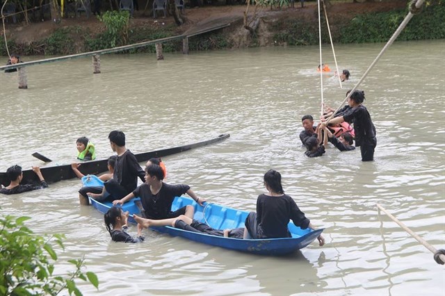 Trò chơi đu dây qua sông