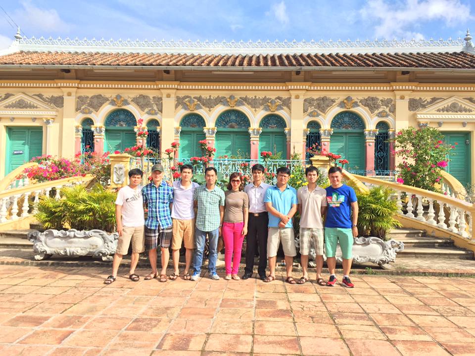 Du Khách chụp ảnh lưu niệm tại Nhà Cổ Bình Thủy Du Khách chụp ảnh lưu niệm tại Nhà Cổ Bình Thủy
