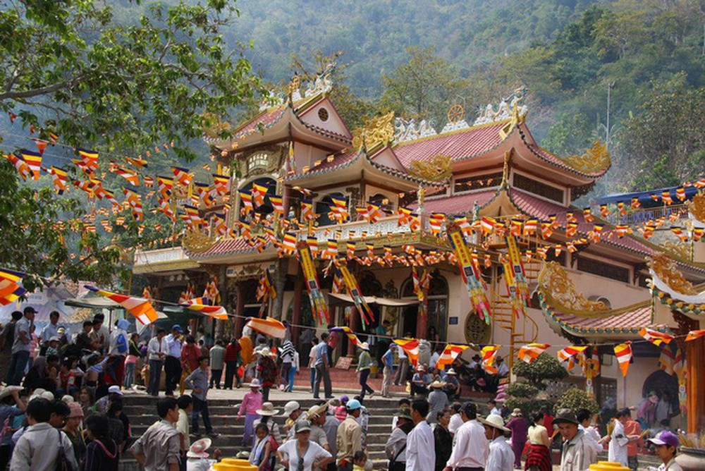 Khách thập phương viếng chùa Bà Đen