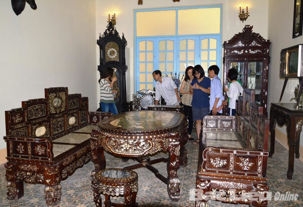 Du khách tham quan nhà Công Tử Bạc Liêu Du khách tham quan nhà Công Tử Bạc Liêu