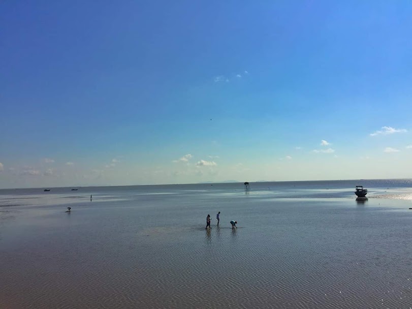 vi vu đổi gió Đi bộ dạo biển khi nước rút tại Biển Tân Thành Gò Công