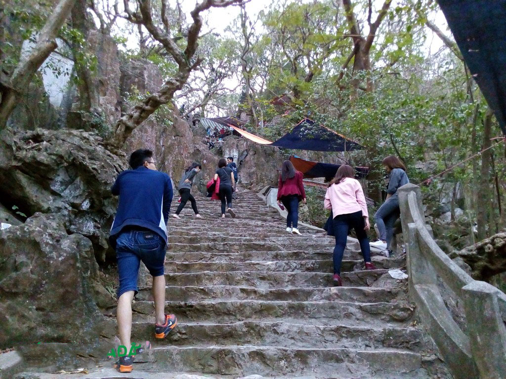 Chinh phục bậc thang chùa Gia Lào