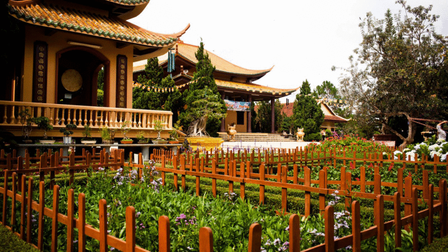 Thuê xe 16 chỗ đi tại TPHCM vãn cảnh Thiền Viện Trúc Lâm Đà Lạt