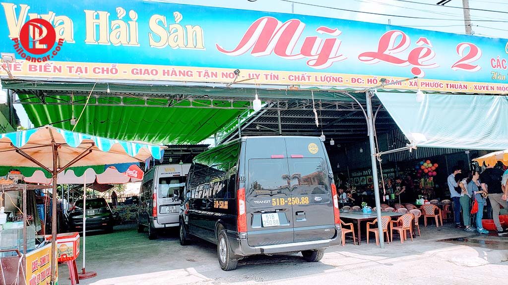 Xe Phi Loan phục vụ khách ăn hải sản tại Hồ Tràm Xe Phi Loan phục vụ khách ăn hải sản tại Hồ Tràm