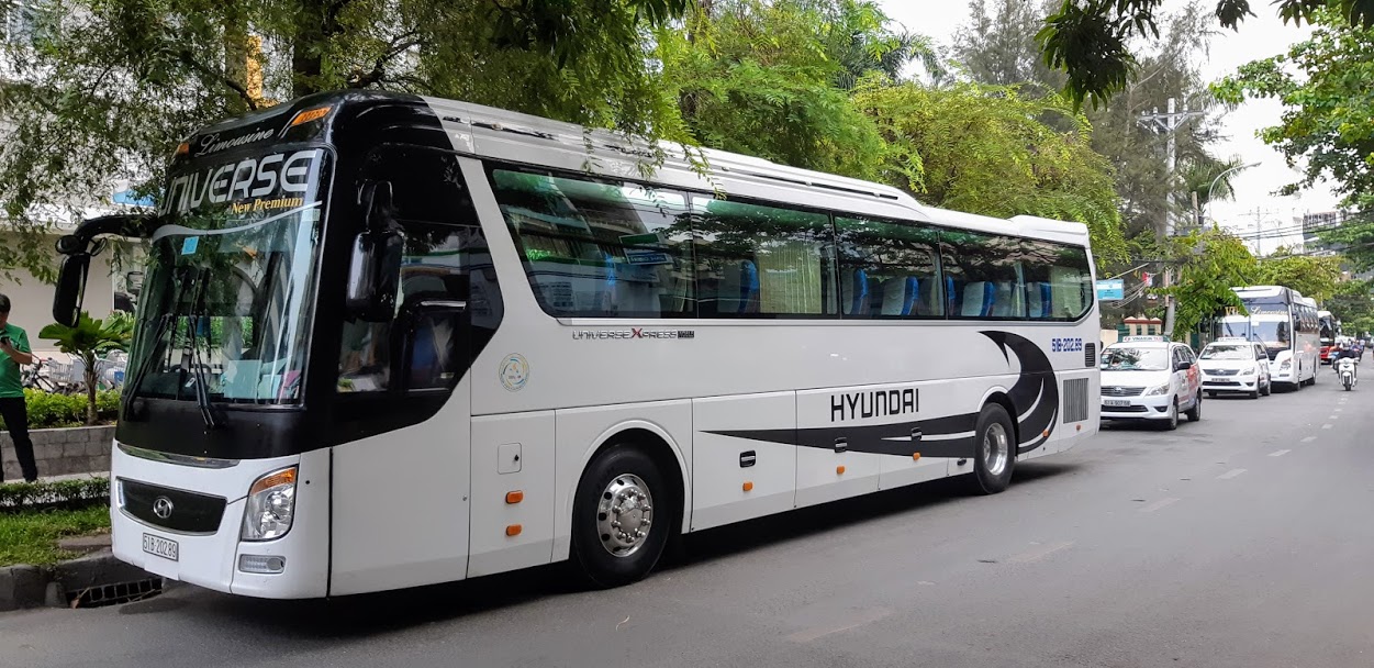 Thuê xe Hyundai Universe 45 chỗ đi công tác tại TPHCM