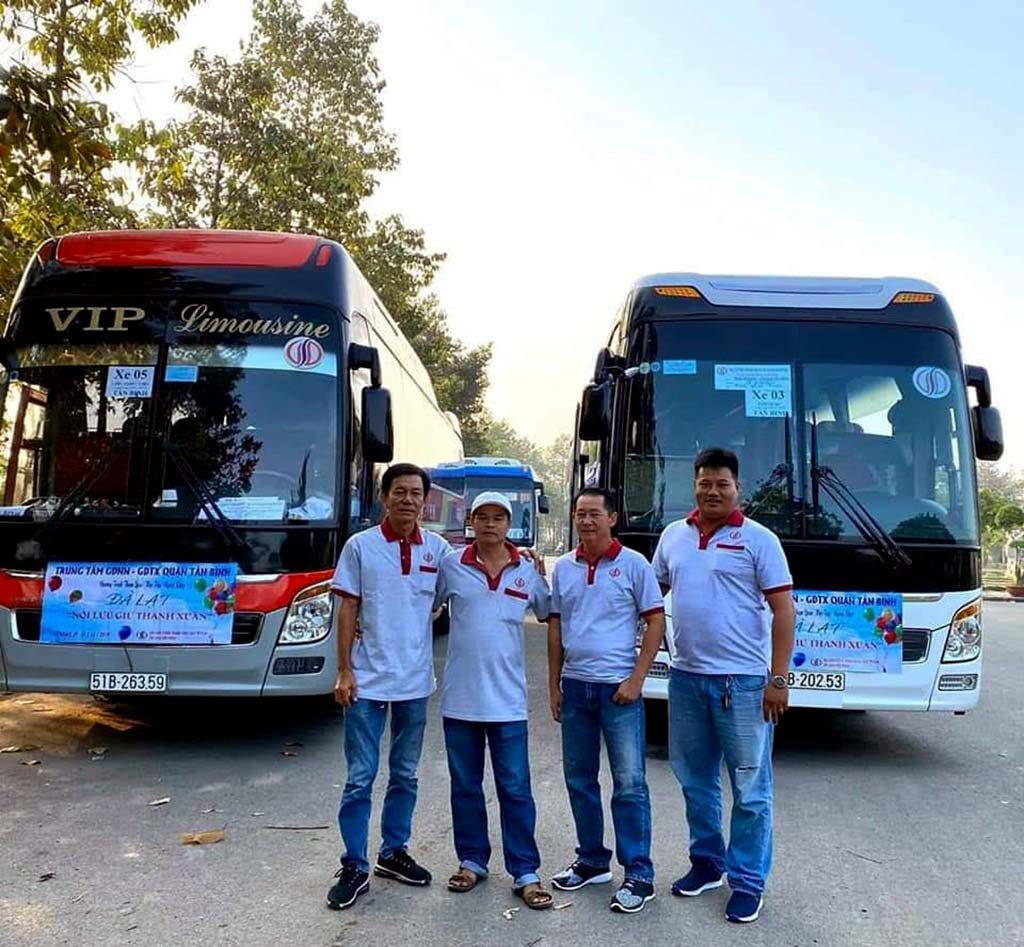 Đoàn xe 45 chỗ Hyundai Universe phục vụ khách tham quan Đà Lạt Đoàn xe 45 chỗ Hyundai Universe phục vụ khách tham quan Đà Lạt