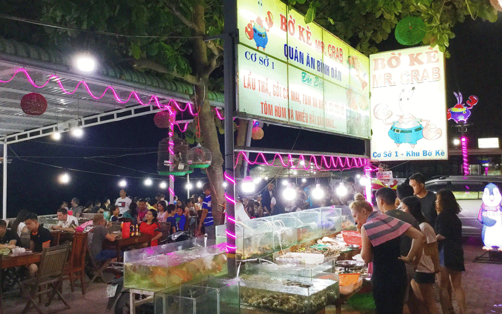 Các quán nhậu nhộn nhịp về đêm dọc bờ kè Nguyễn Đình Chiểu