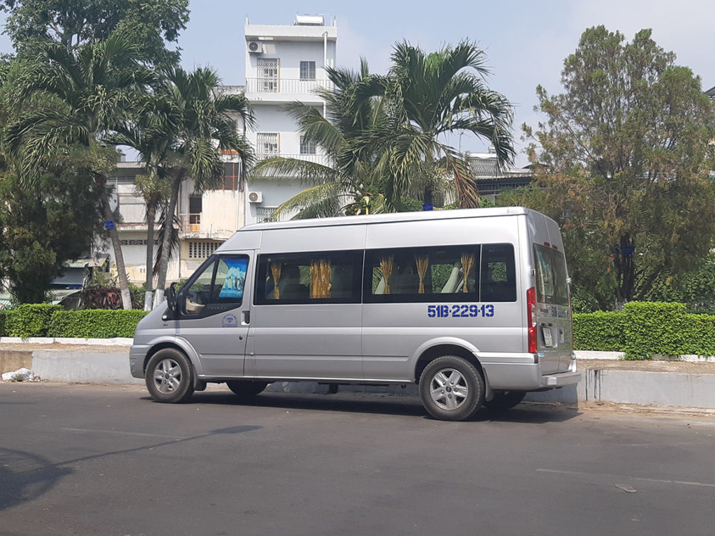 Thuê xe 16 chỗ tại quận 6 - Ford Transit Luxury