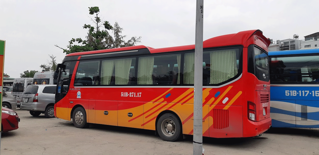 Xe 29 chỗ Thaco Town chờ khách mua hải sản tại chợ Hàng Dương