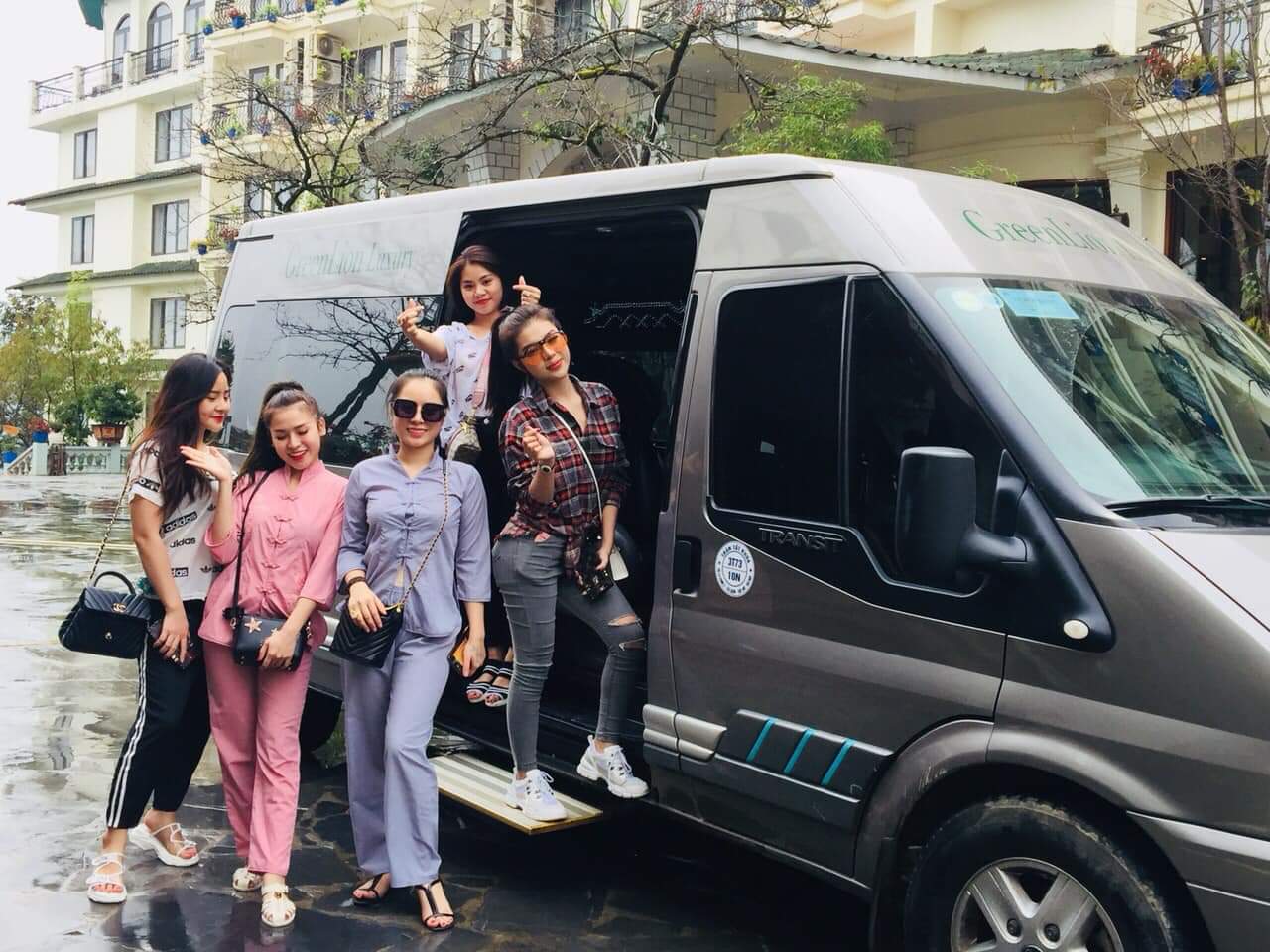 Thuê xe Limousine 9 chỗ cao cấp