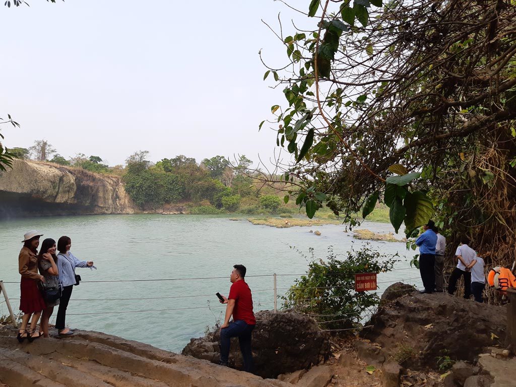 Du khách tham quan chụp ảnh lưu niệm tại thác Dray Nu