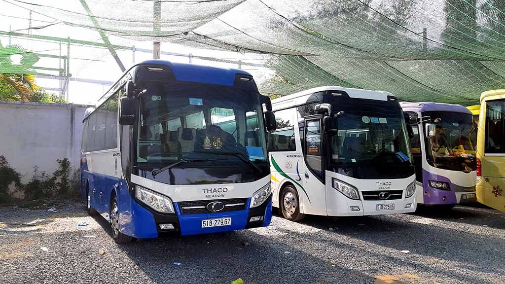 Thuê xe 29 chỗ cao cấp Thaco Town đi Thầy Thím Cổ Thạch