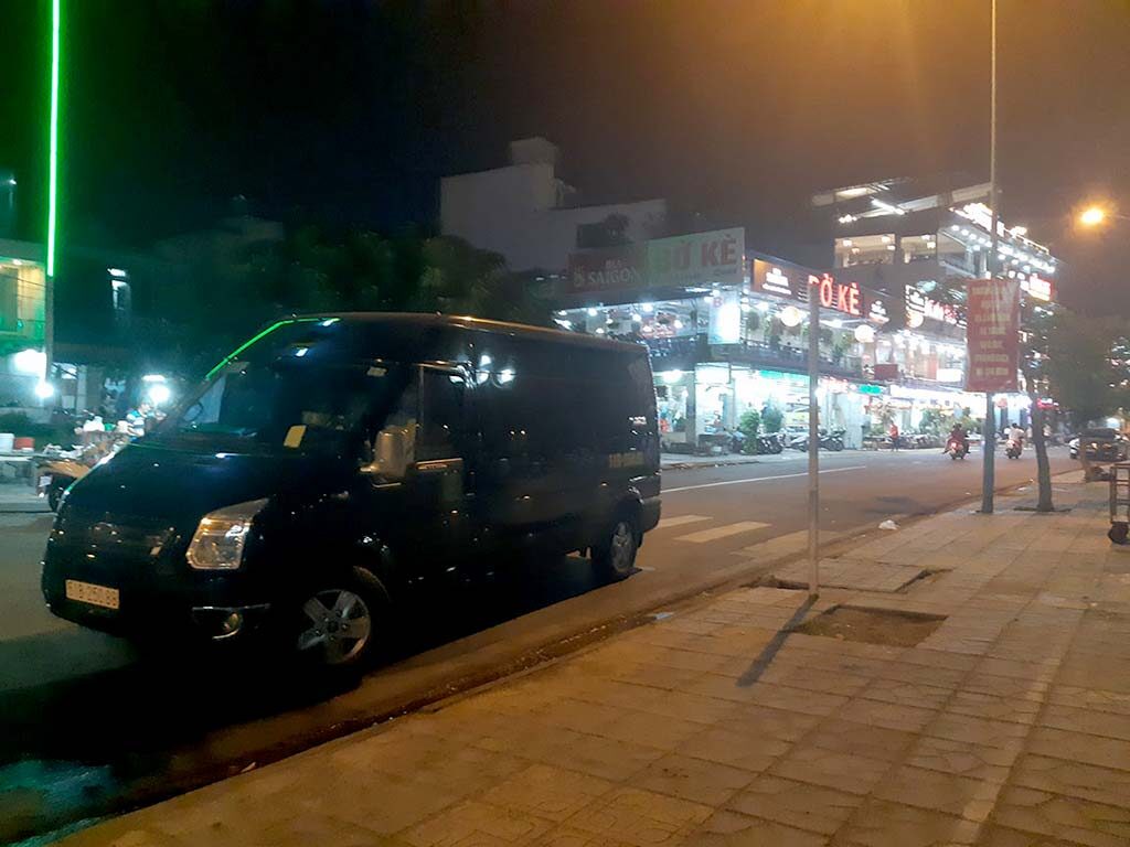 Xe Phi Loan phục vụ khách tại bờ kè hải sản Nha Trang Xe Phi Loan phục vụ khách tại bờ kè hải sản Nha Trang