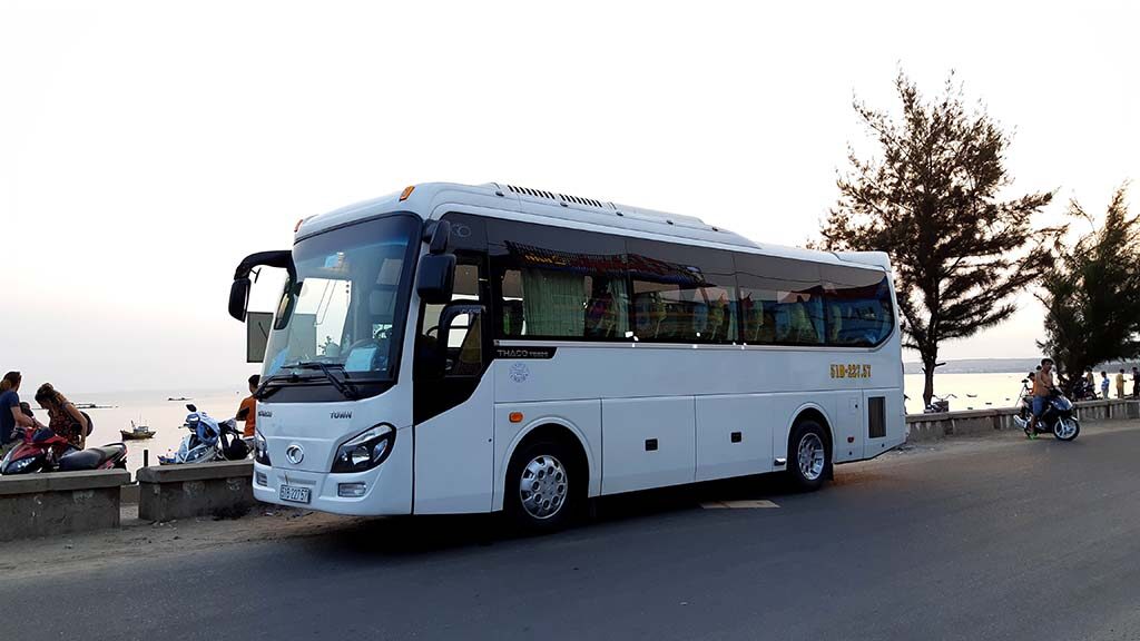 Dòng xe Thaco 29 chỗ phục vụ khách tại Làng Chài Mũi Né