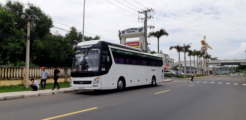 Thuê xe 45 chỗ đi Lan Rừng Phước Hải Resort