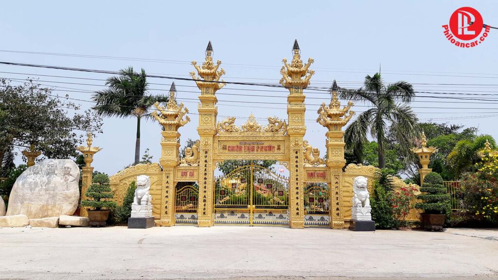 Cổng Tam quan theo lối kiến trúc Khổ Tập Diệt Đạo chùa Vạn Phước Bến Tre