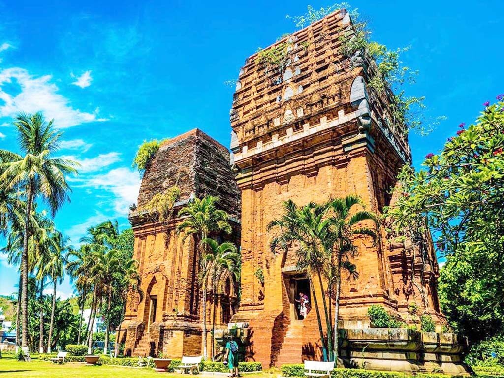 Tháp đôi Quy Nhơn - dấu tích nền văn hóa Chăm